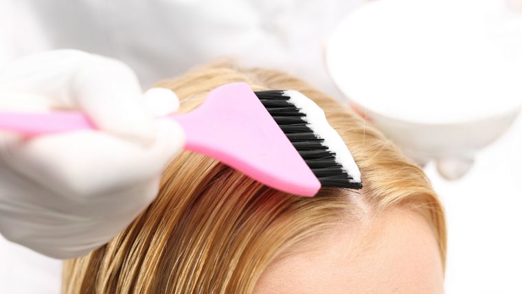 ¿Me puedo teñir durante la quimioterapia?