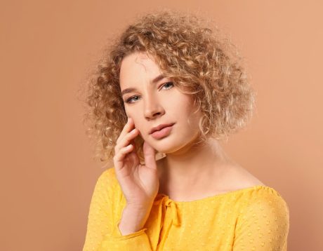 porque sale el pelo rizado después de la quimio